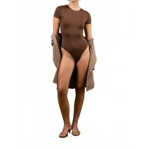 NEW THE WORKSHOP STUDIO round neck short sleeve bodysuit in coffee bean